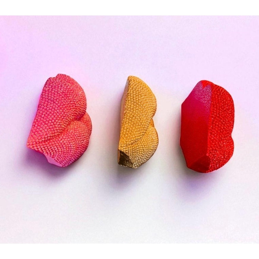 1 PC DECOR: Red Glitter Beaded Resin Textured Lips Statue w/Sleek Finish, NIB