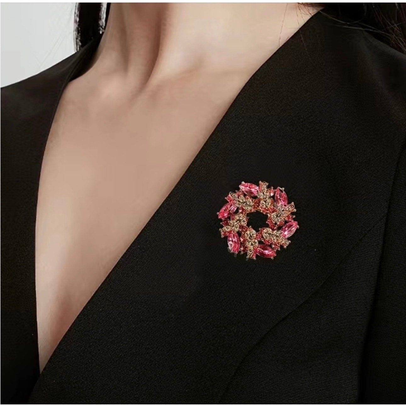 BROOCH: Vintage Style Elegant Pink Gold Tone, & White 3D Pin w/Sparkling Gemstones, NIP