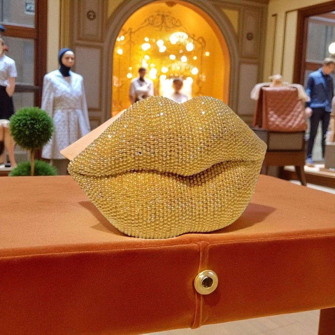 1 PC DECOR: Gold Glitter Beaded Resin Textured Lips Statue w/Sleek Finish, NIB